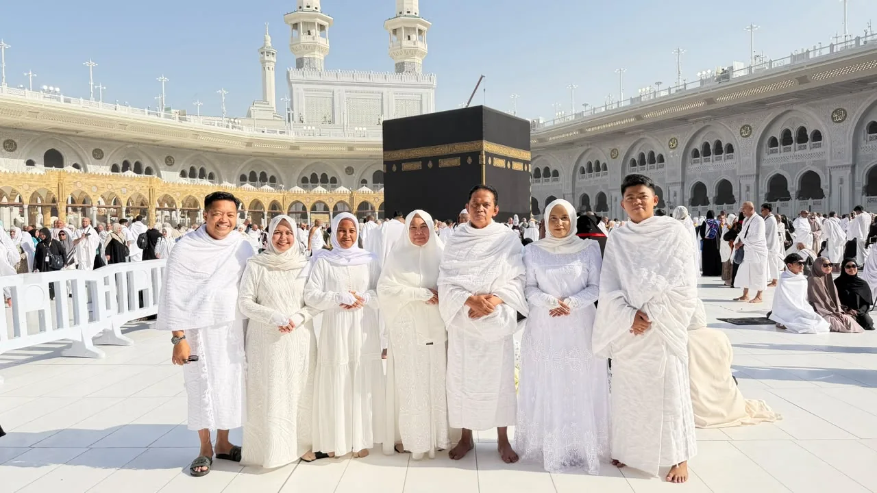 Jemaah Marhumi Abadi di depan Ka'bah